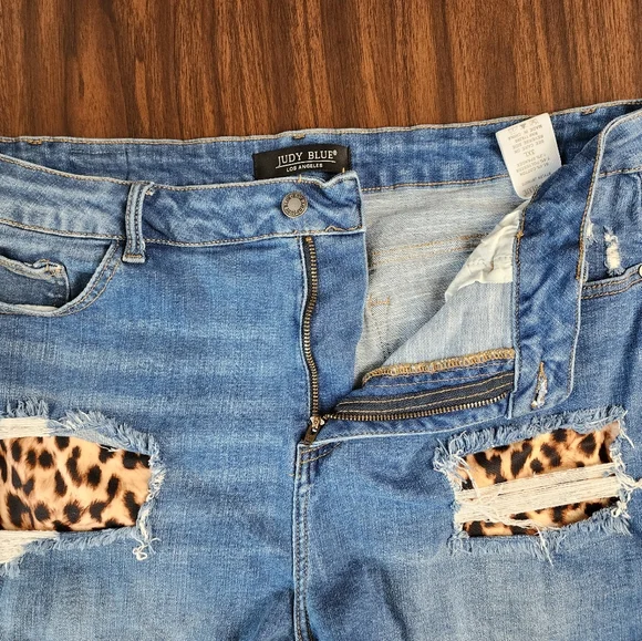 Judy Blue Distressed Jean Shorts Stretchy Denim Animal Print Accent Size 3XL - Picture 5 of 15